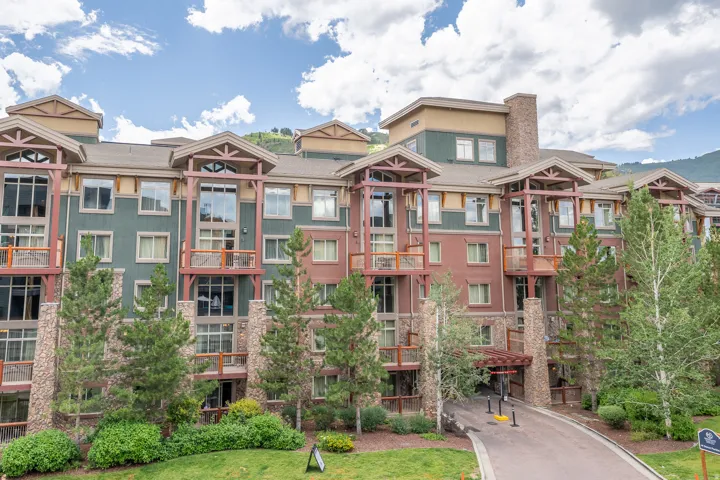 View of apartment building / complex
