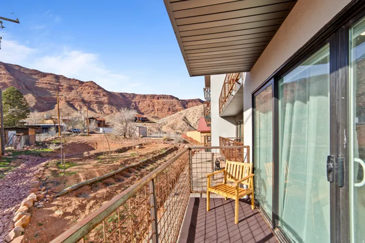 Balcony featuring a mountain view