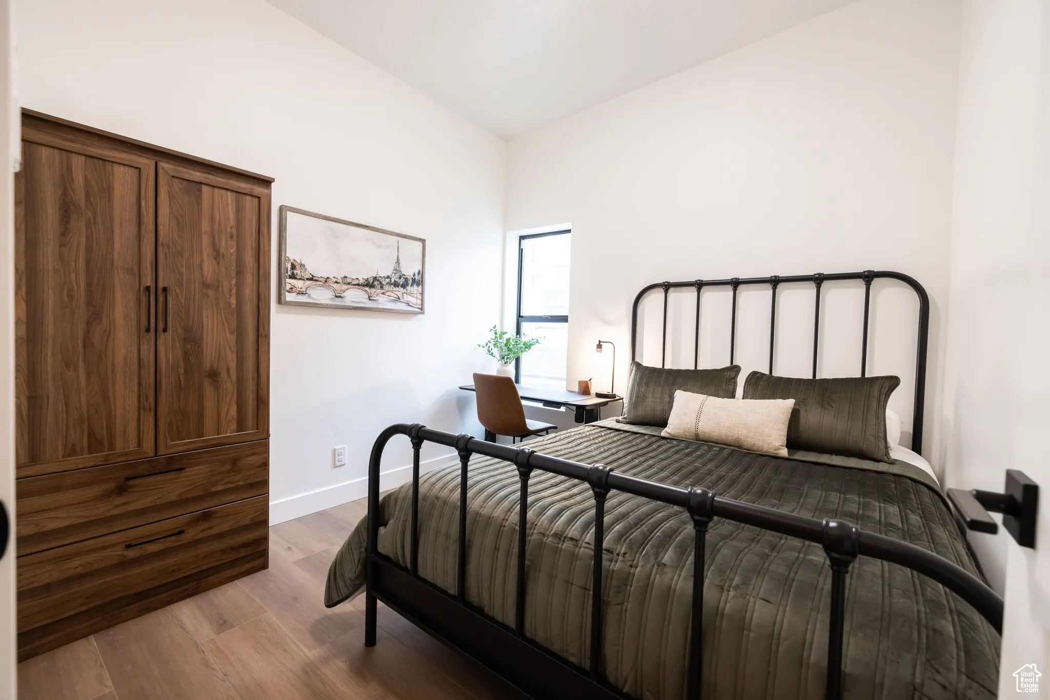 Apt. #4 Bedroom with Queen bed