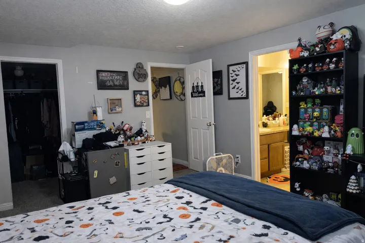 Bedroom featuring a spacious closet, a textured ceiling, and carpet