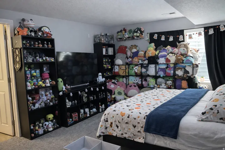 Bedroom with a textured ceiling and carpet