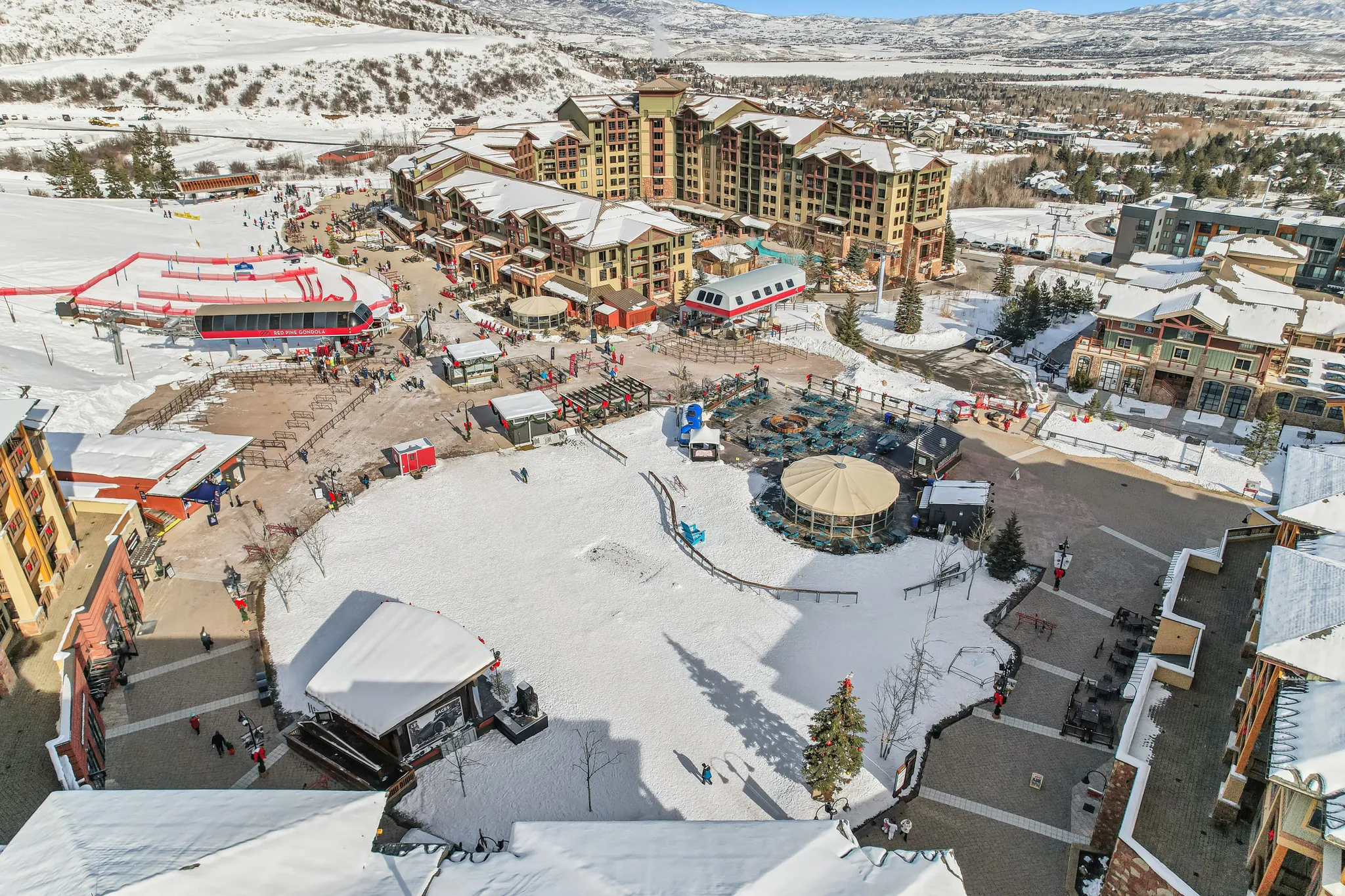 Snowy aerial view with a mountain view