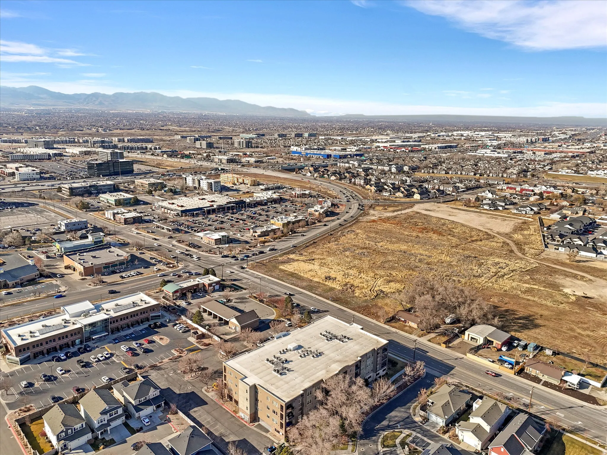 Aerial view of property's location featuring a mountain backdrop