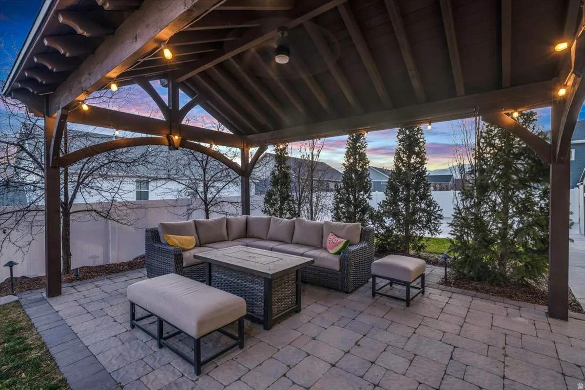 View of patio / terrace featuring outdoor lounge area