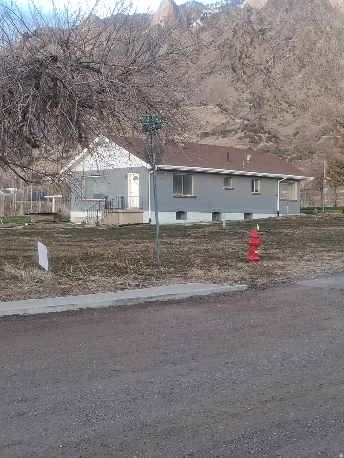 Ranch-style house featuring a mountain view