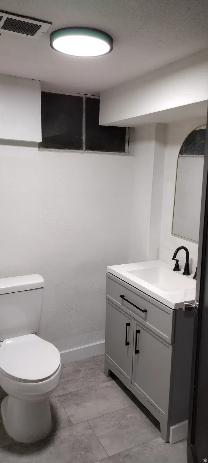 3/4 bathroom with shower, vanity and toilet