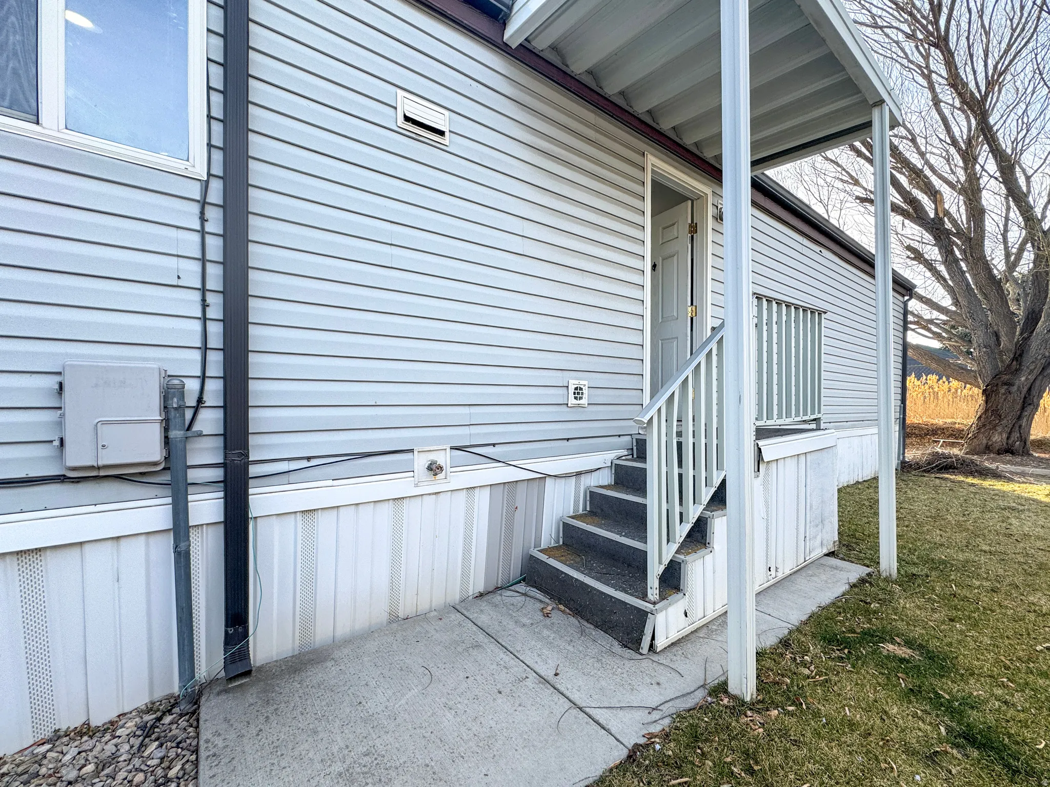 Doorway to property featuring a yard