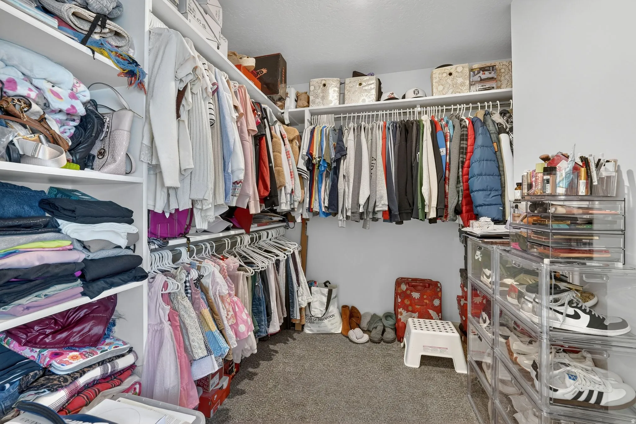 Walk in closet with carpet floors