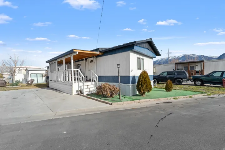Manufactured / mobile home featuring a porch and a mountain view