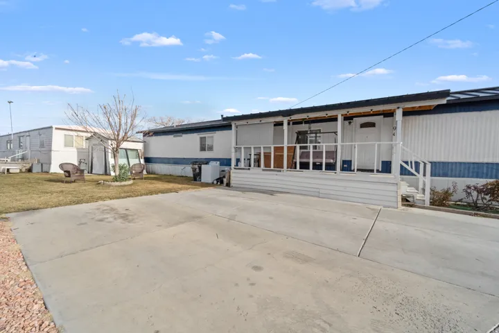 Manufactured / mobile home with a front yard