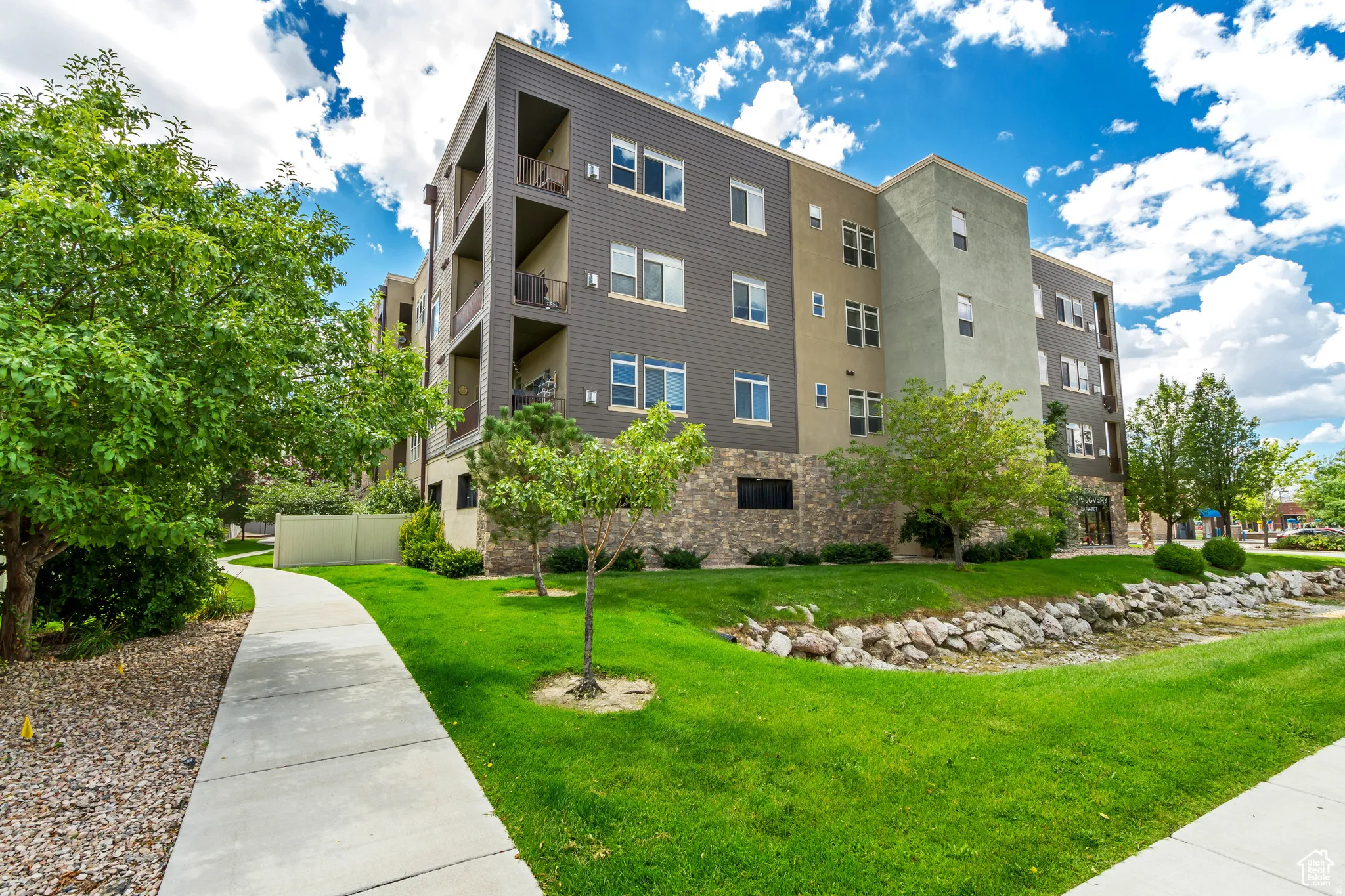 View of apartment building / complex