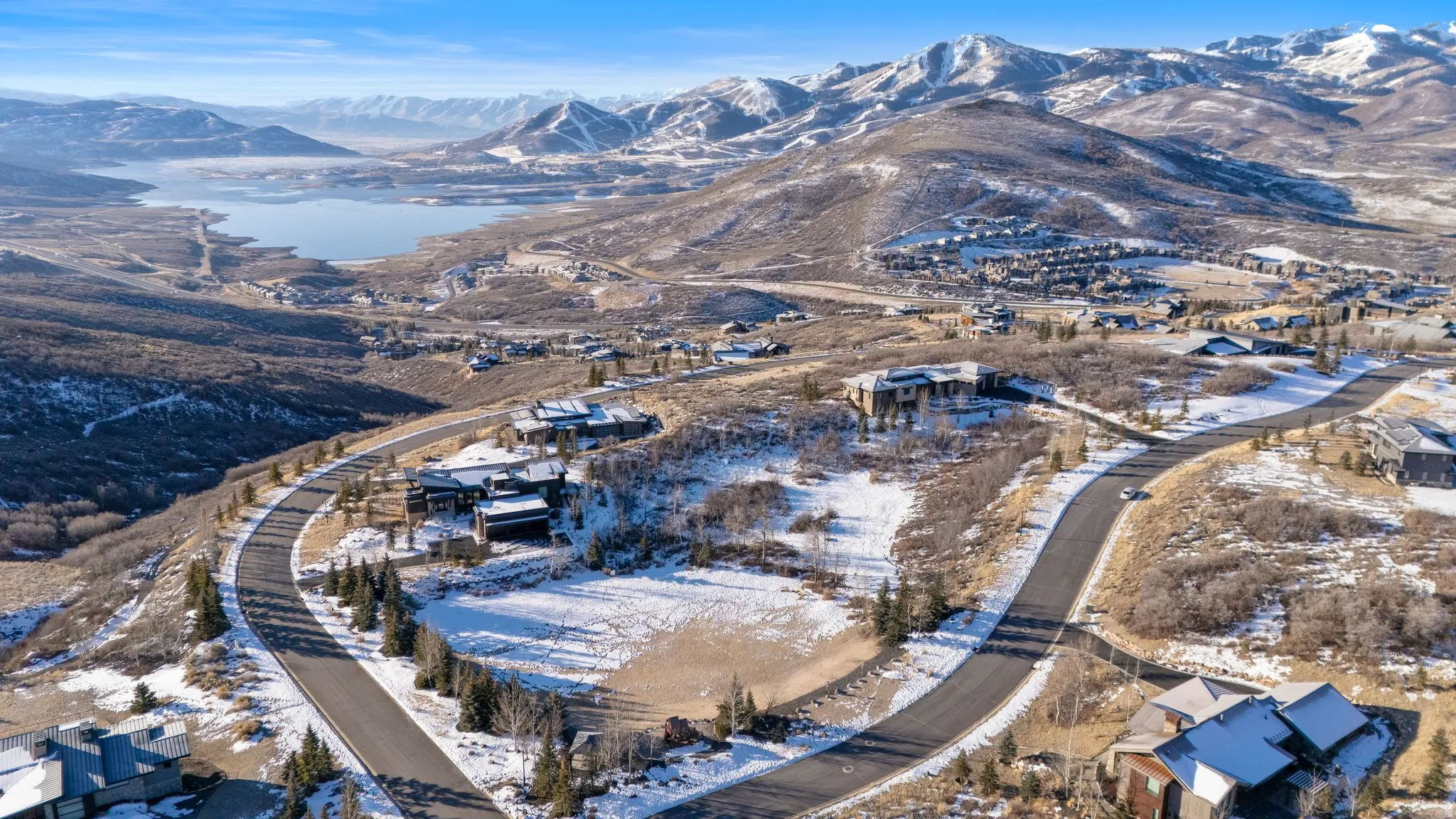 Snowy aerial view with a mountain view