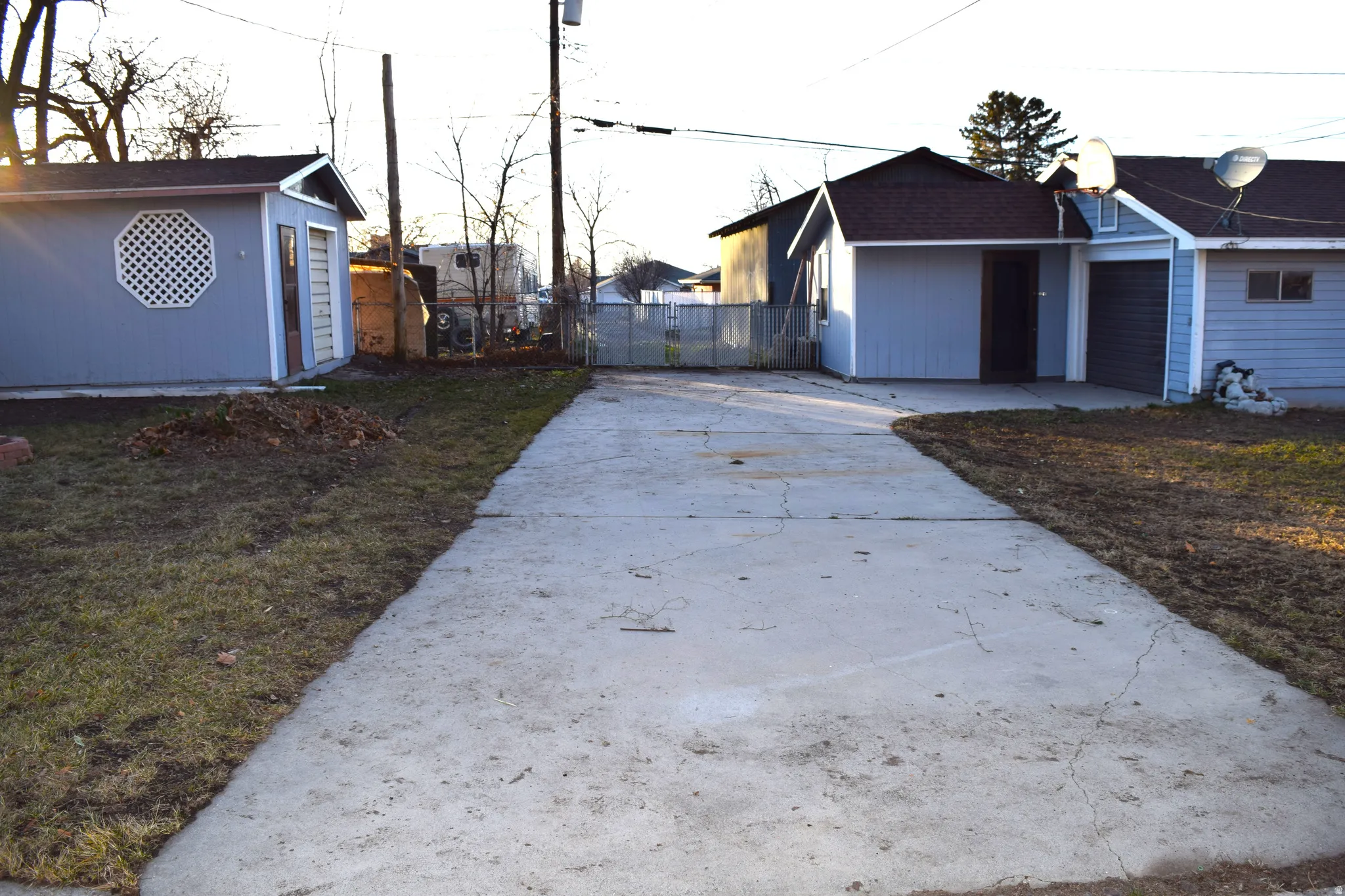 View of yard with driveway and an outdoor structure