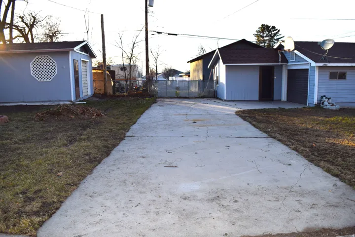 View of yard with driveway and an outdoor structure