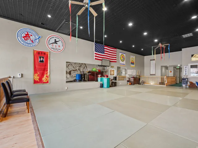 Misc room featuring a ceiling fan and a high ceiling
