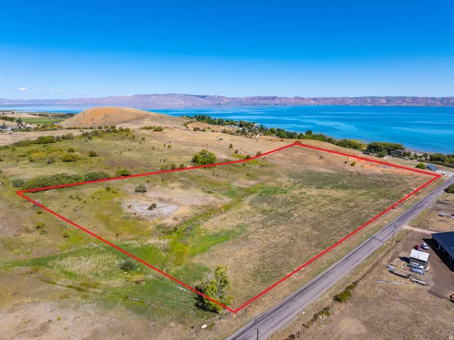 View of property location featuring a water and mountain view and property boundaries highlighted