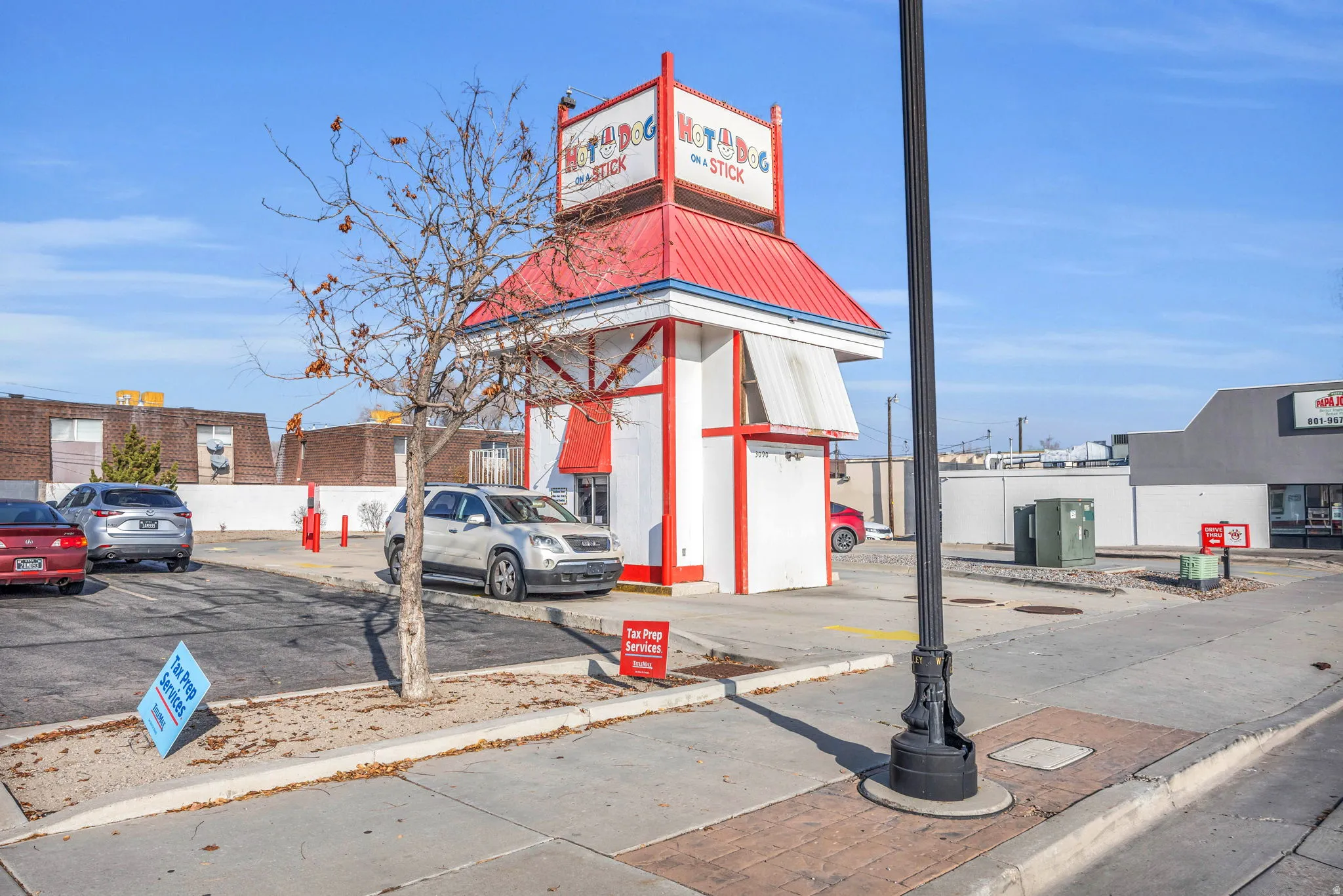 View of commercial location featuring uncovered parking