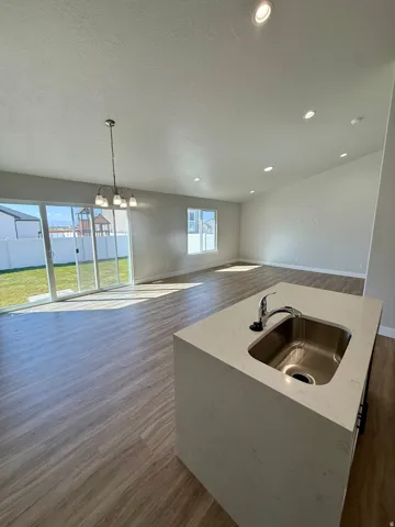Kitchen island with an undermount sink and light-toned countertop