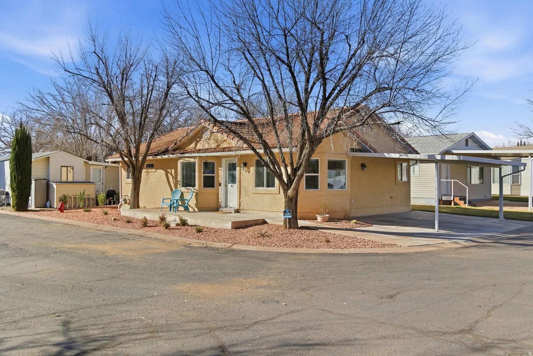 View of front of house with driveway