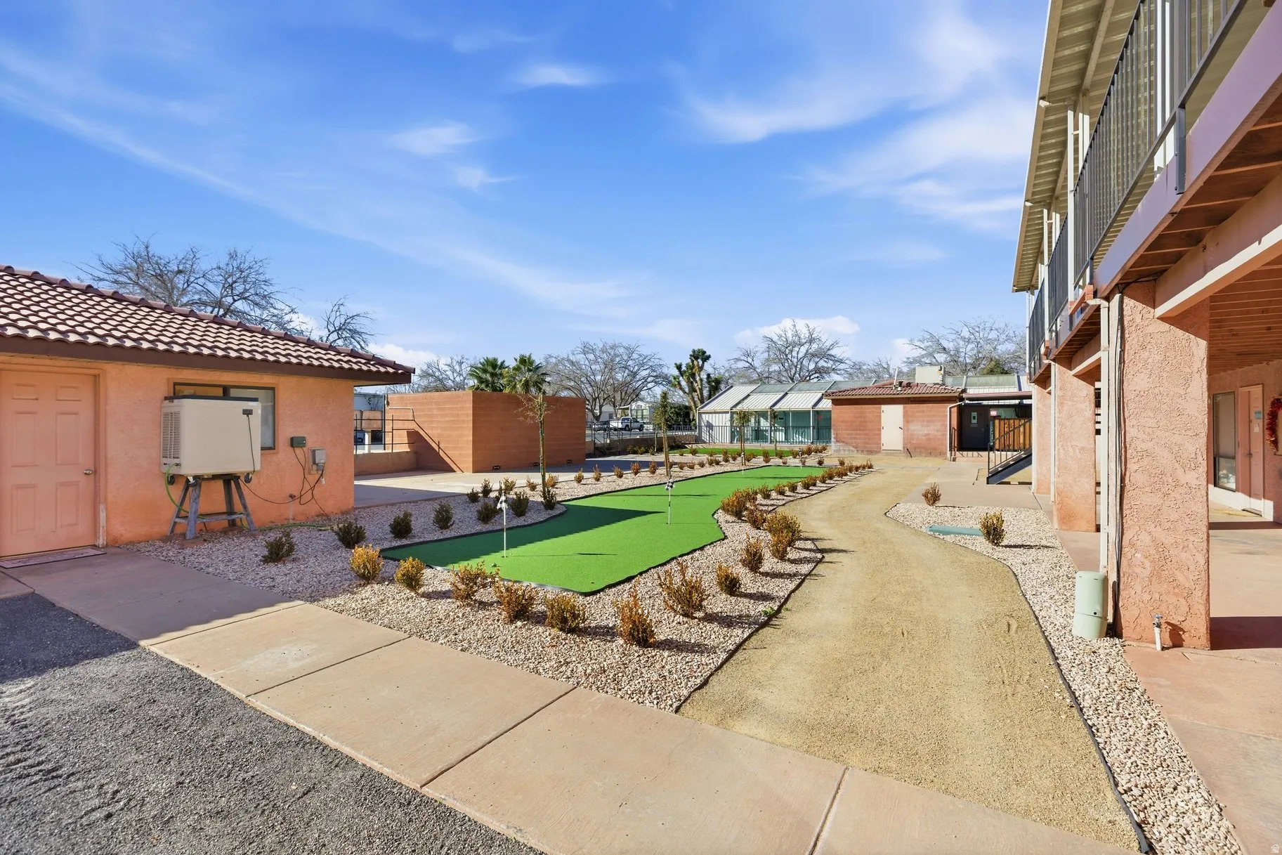 View of yard with a putting green and a shed