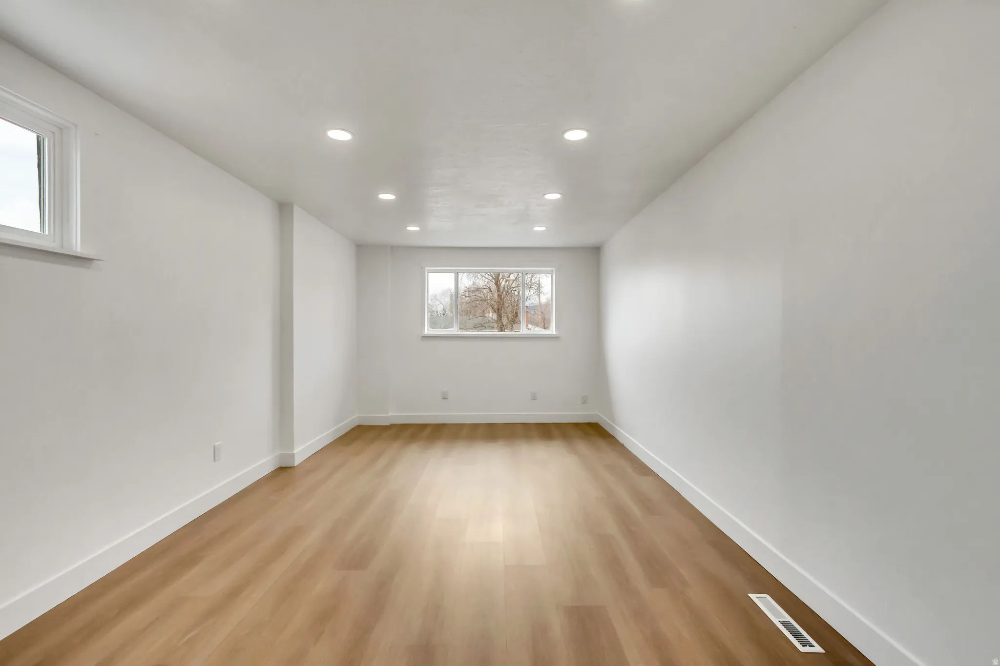 Unfurnished room featuring light wood-style flooring and recessed lighting