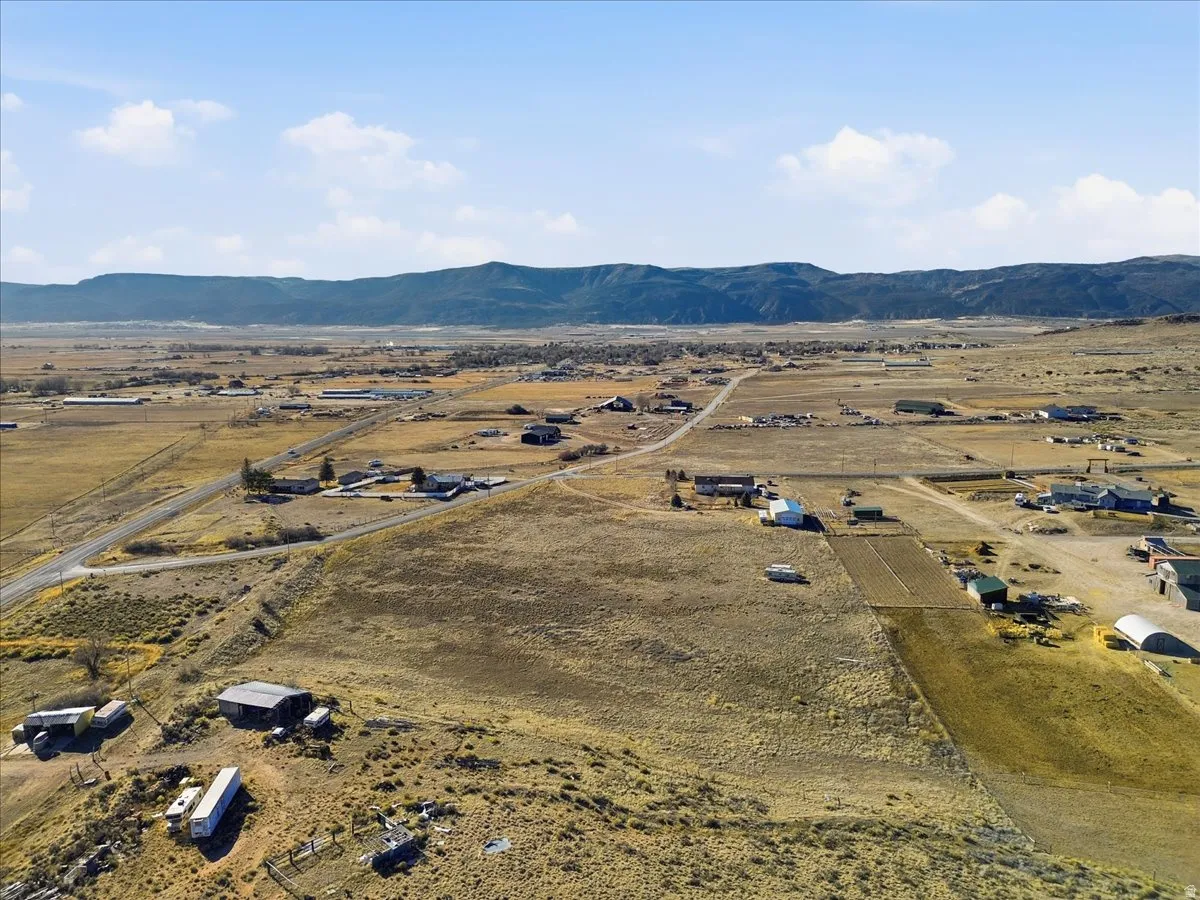 Overview of rural landscape featuring mountains and a desert landscape