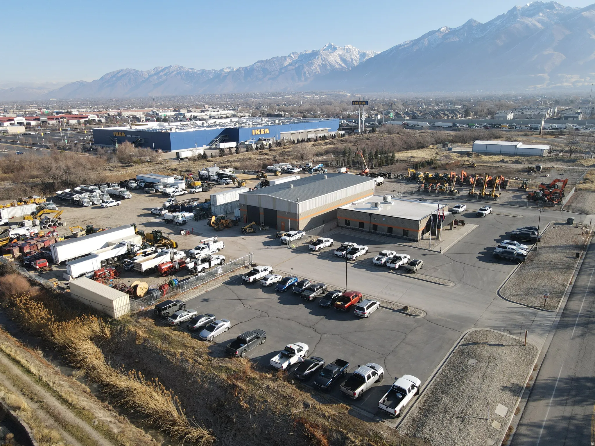 Bird's eye view of a mountainous background and a commercial area
