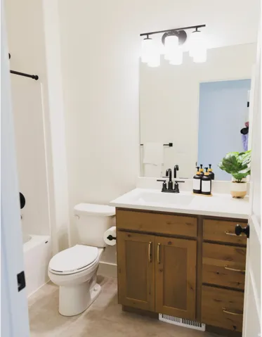 Full bath with vanity and shower / bath combination