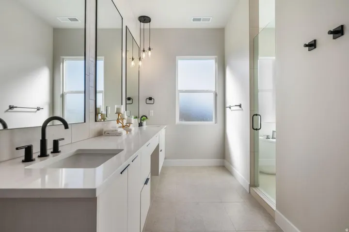 Dual vanity with an integrated sink and matte black fixtures