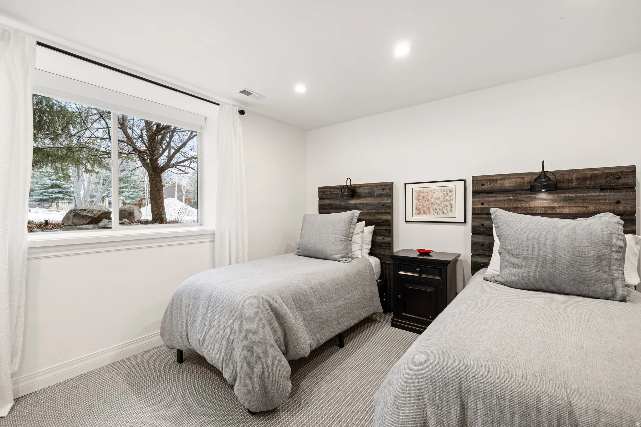 Carpeted bedroom featuring recessed lighting and baseboards