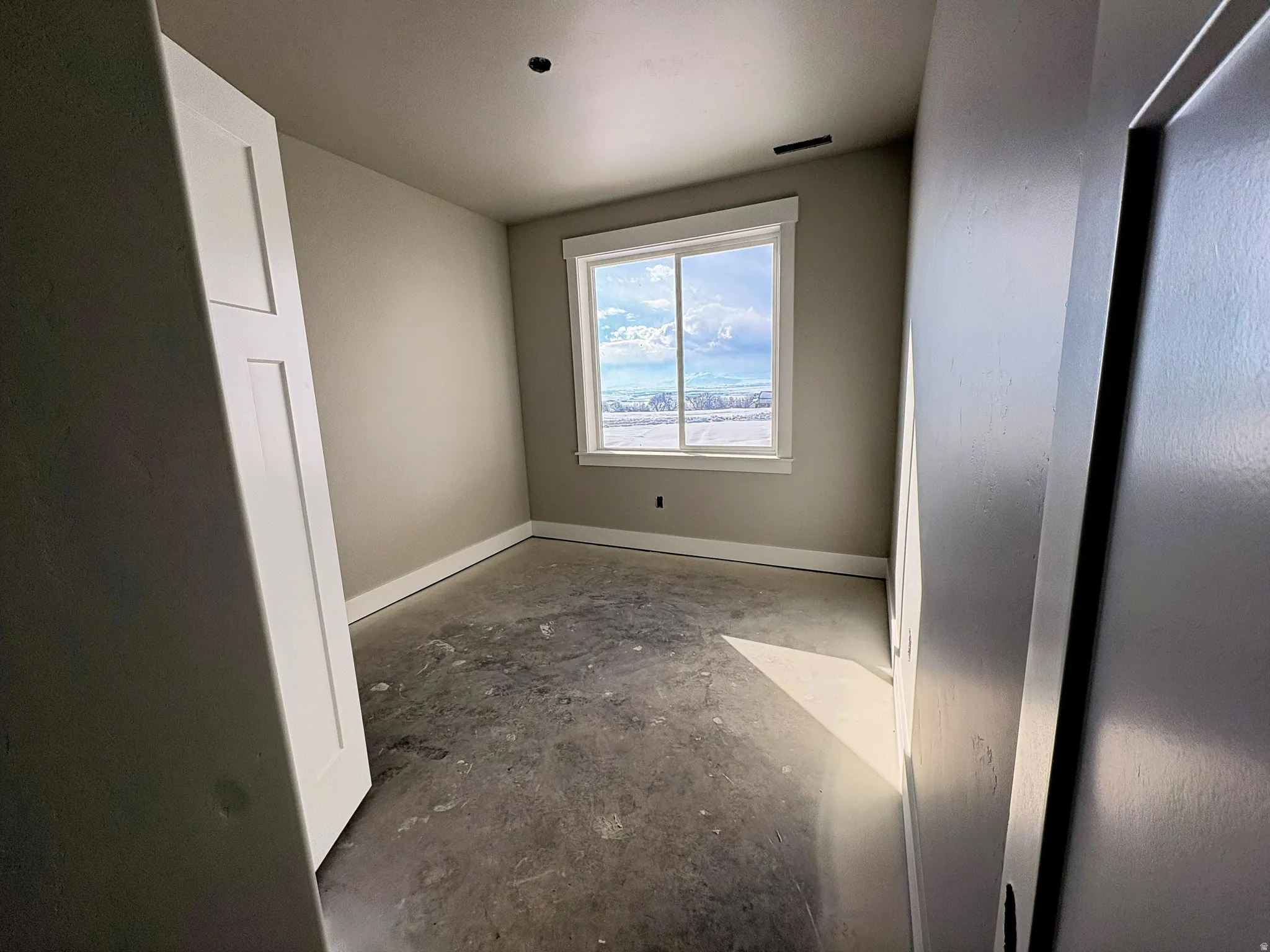 Empty room featuring baseboards