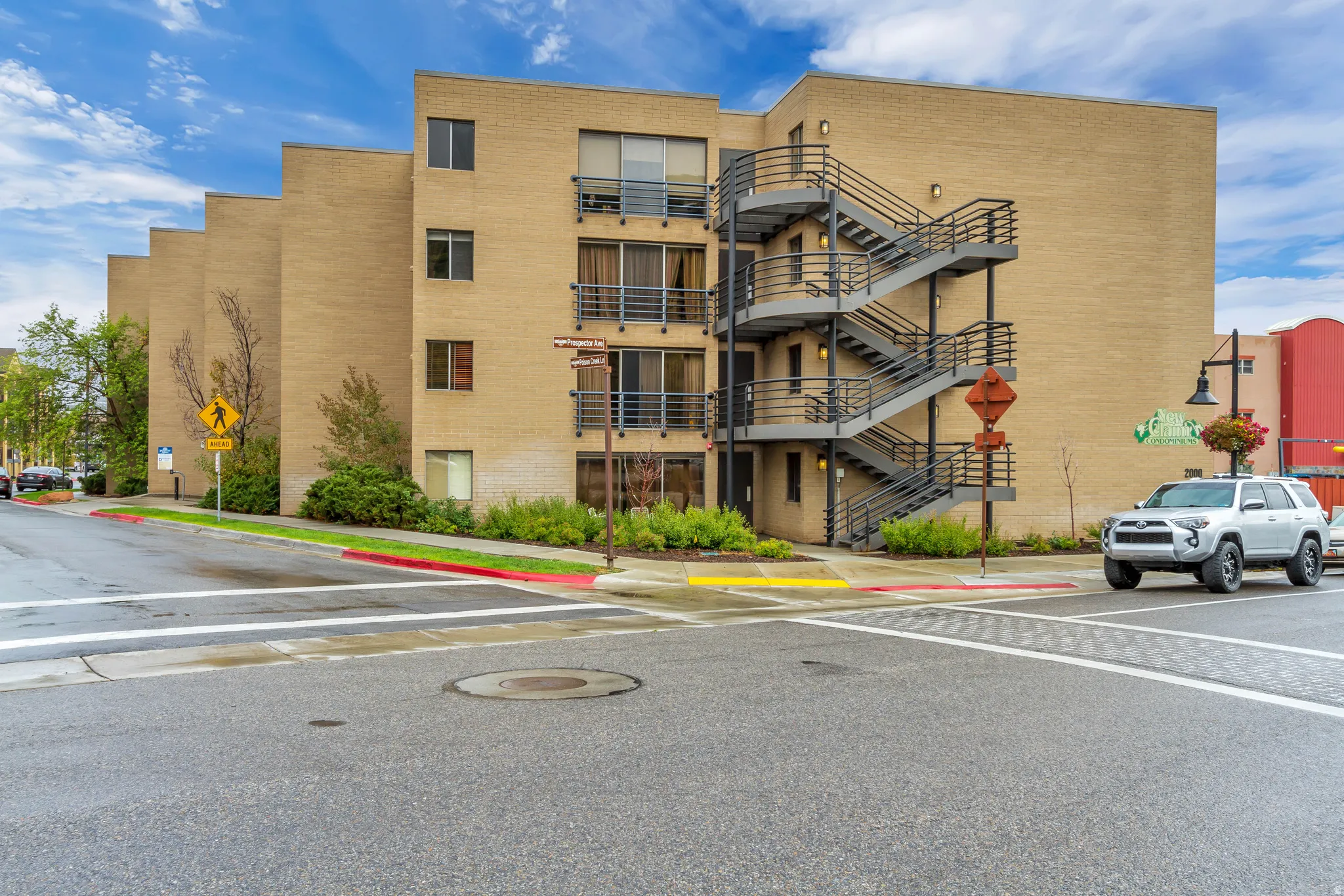 View of apartment building / complex