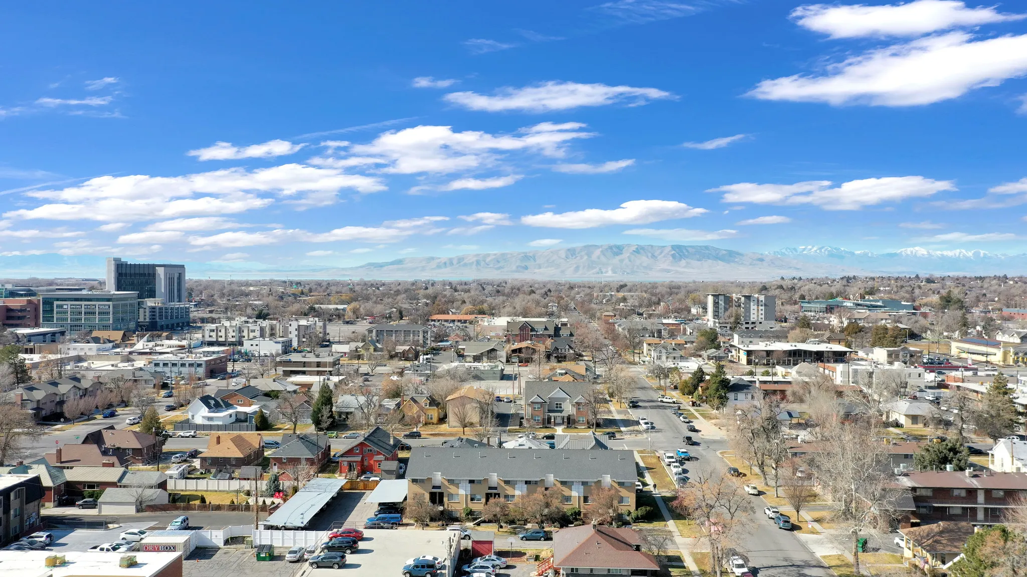 City view featuring a mountainous background