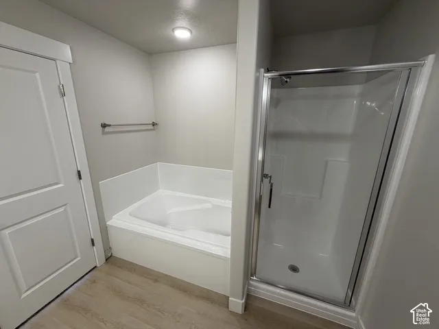 Integrated soaking tub and shower enclosure with clear glass doors