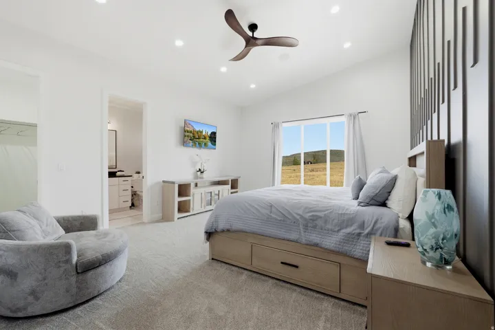 Vaulted ceiling with recessed lighting and a ceiling fan