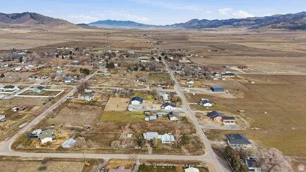 Aerial view of property's location featuring a mountain backdrop and rural landscape