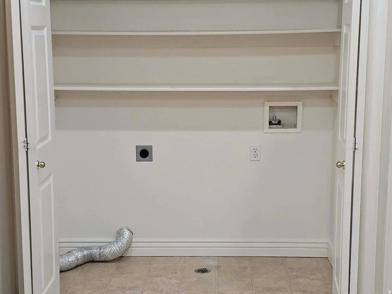 Laundry area with hookup for an electric dryer and washer hookup
