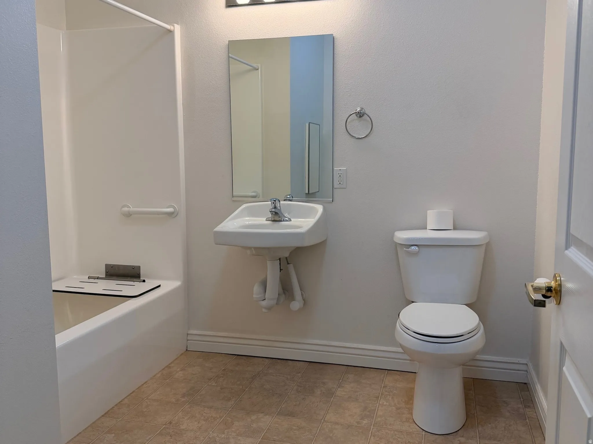 Lots of room in the full bathroom