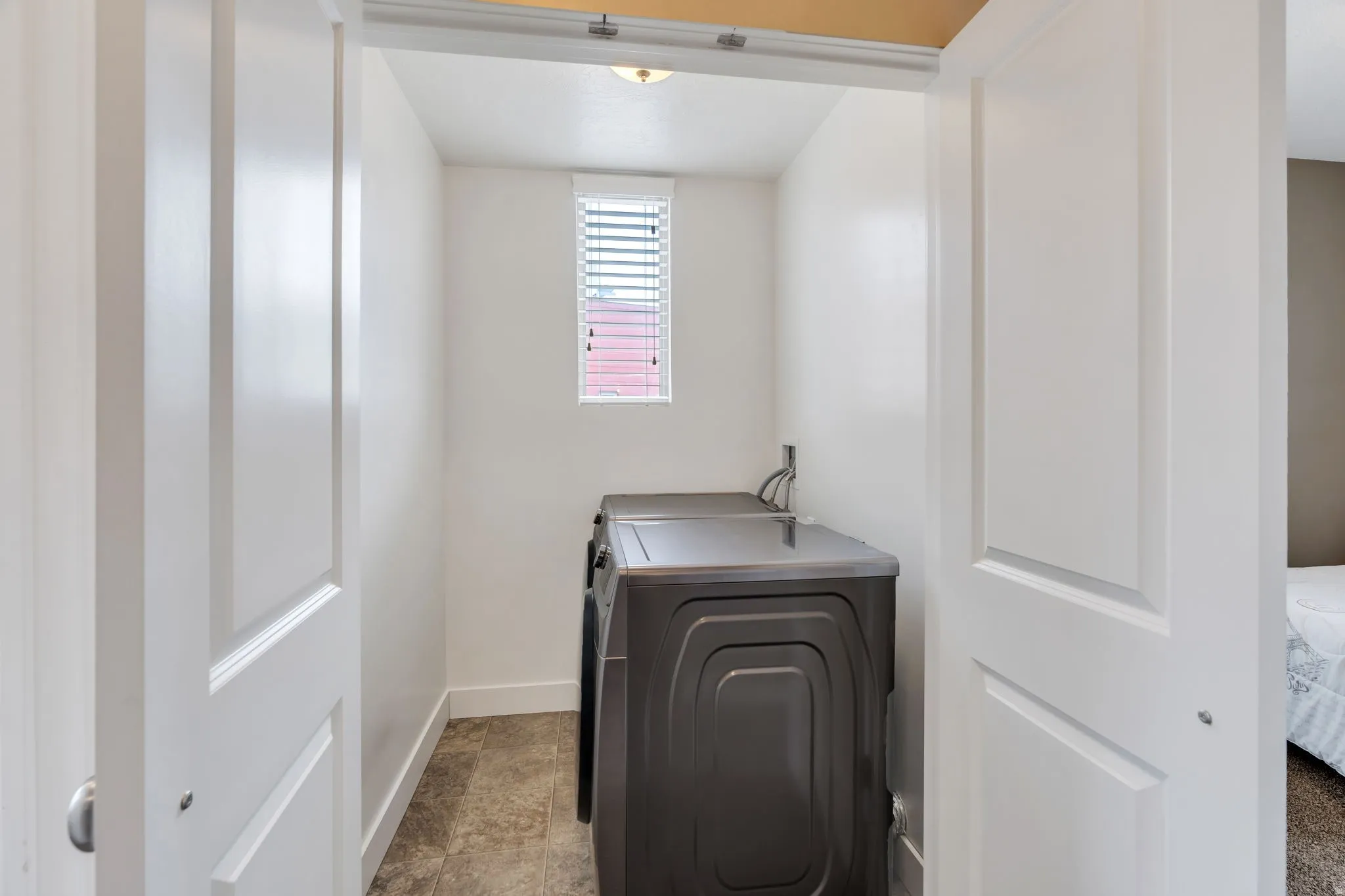 Laundry room with baseboards and independent washer and dryer