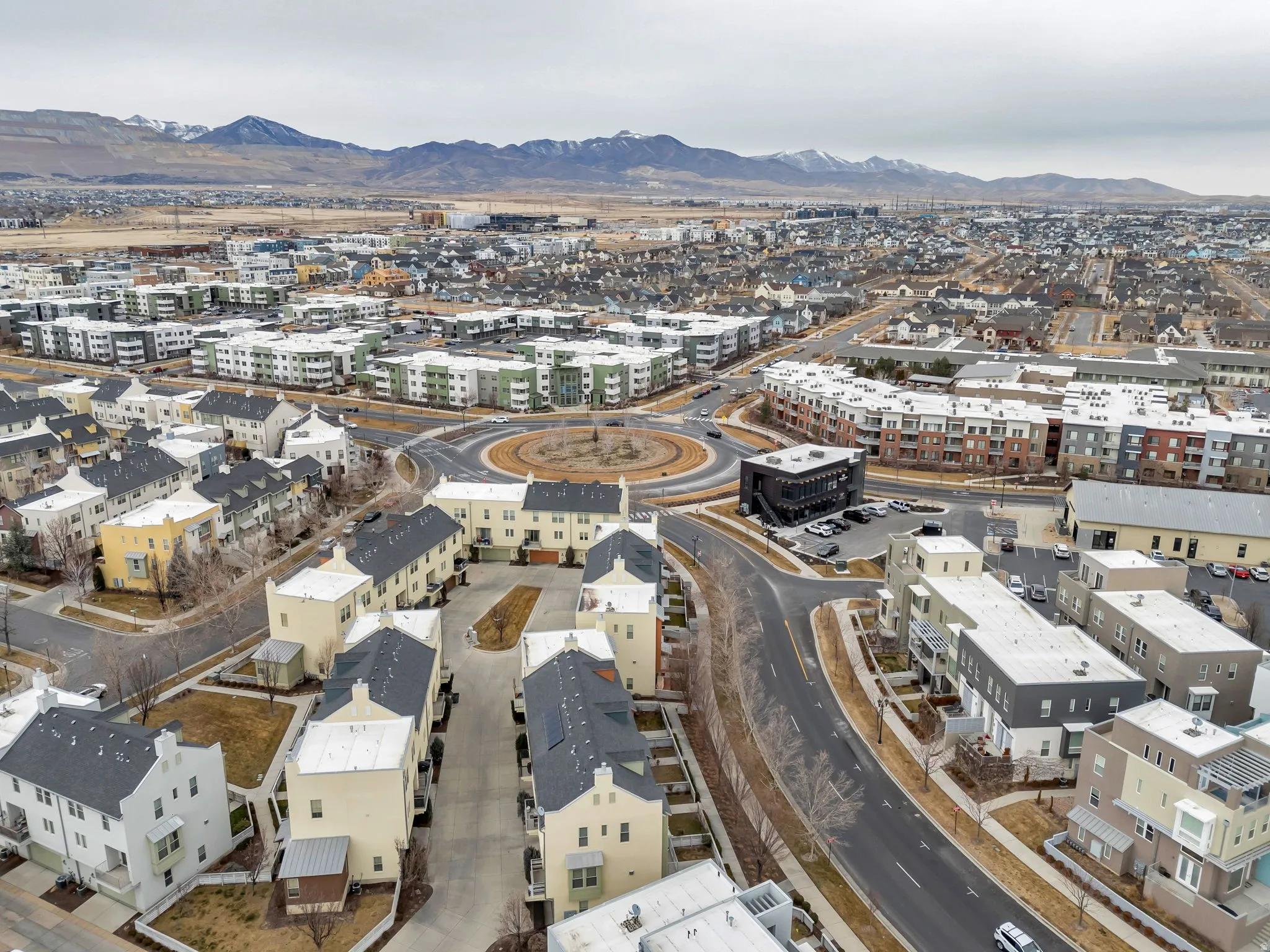 Aerial view of property's location featuring mountains