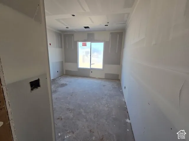 Recessed lighting, large window, tray ceiling