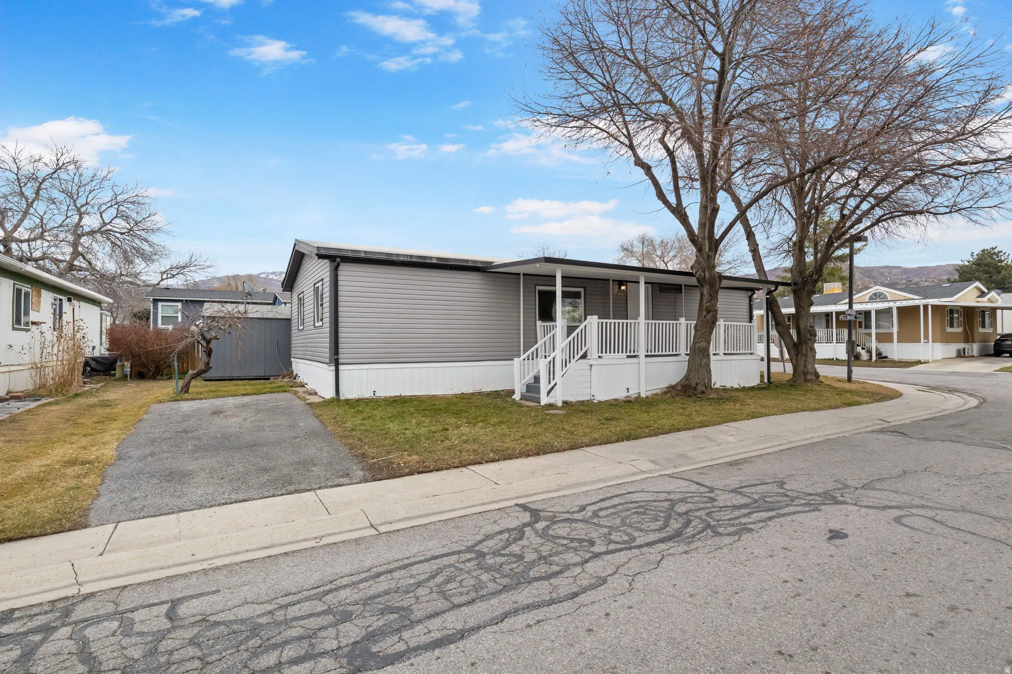 Manufactured / mobile home with a front yard and a porch