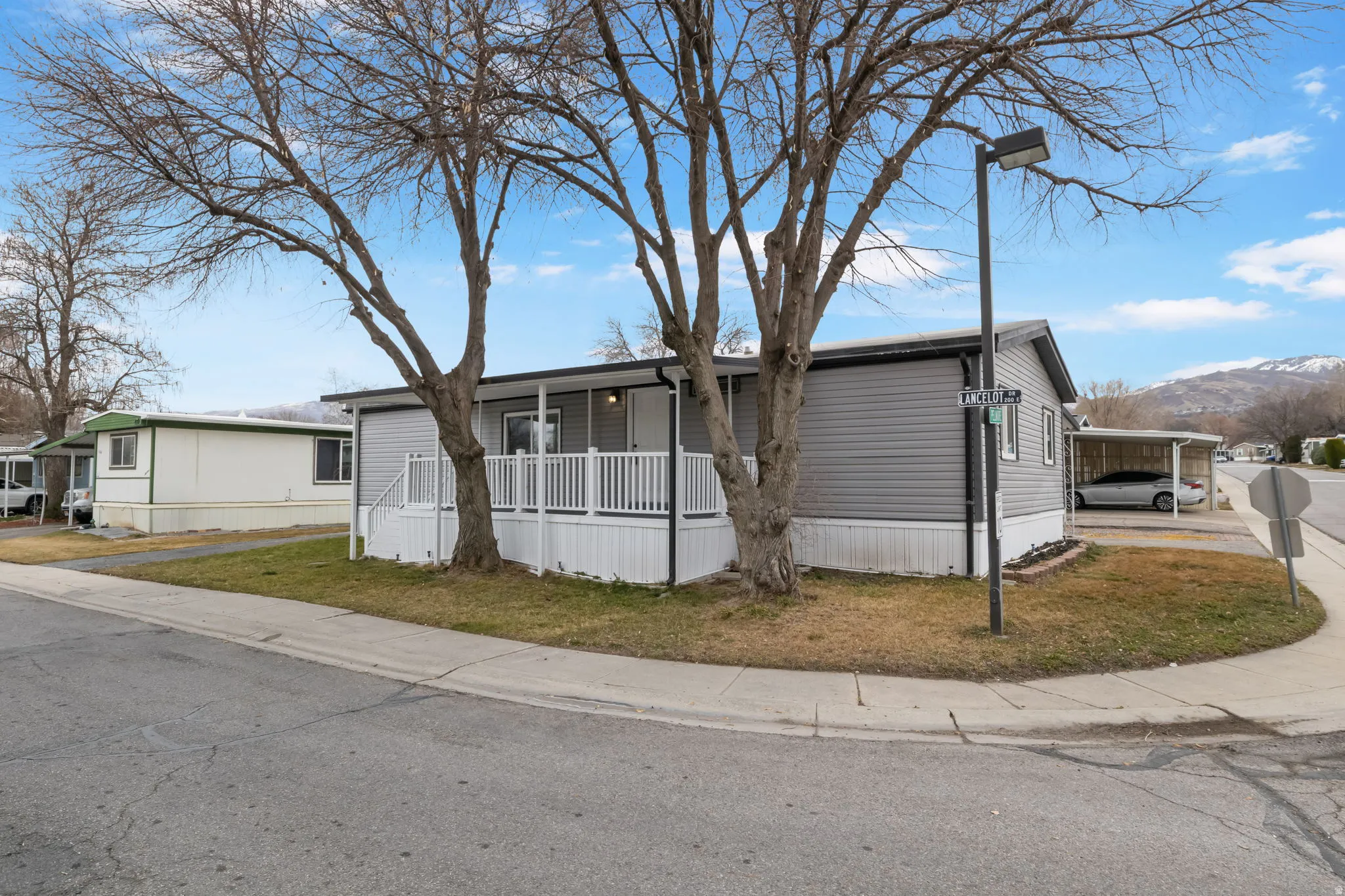 Manufactured / mobile home featuring a front lawn and a mountain view