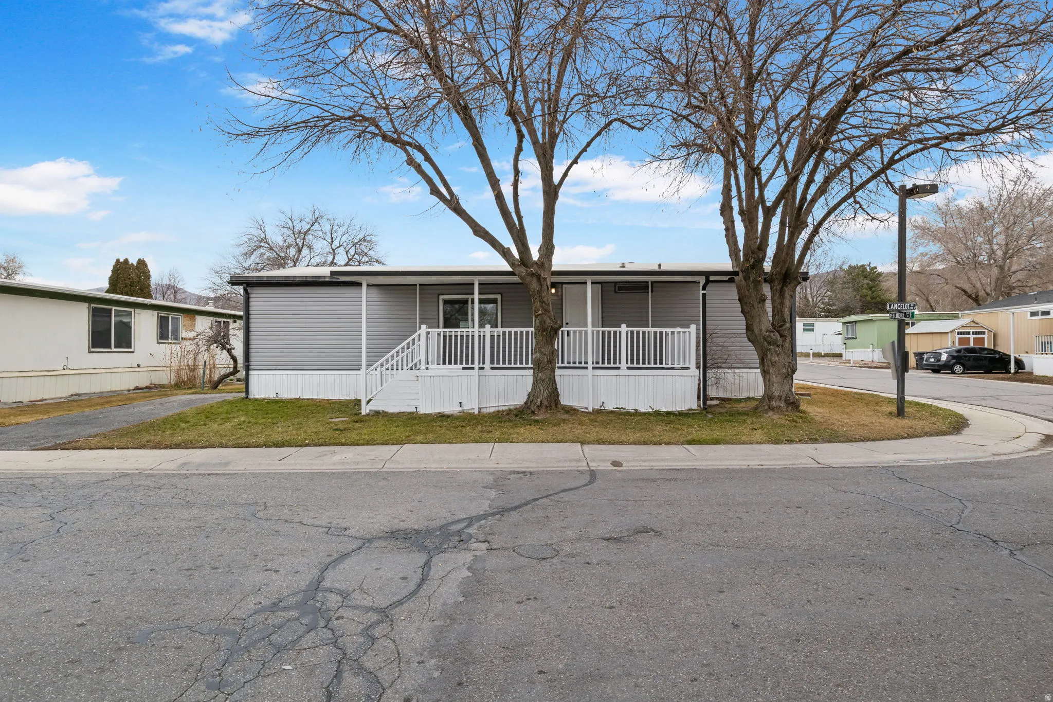 Manufactured / mobile home with covered porch