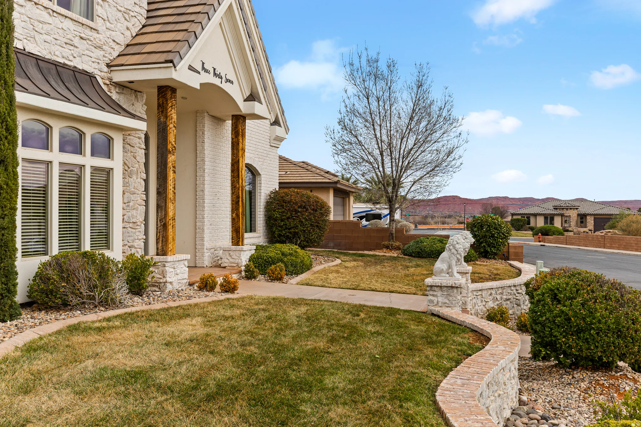 View of yard with a residential view