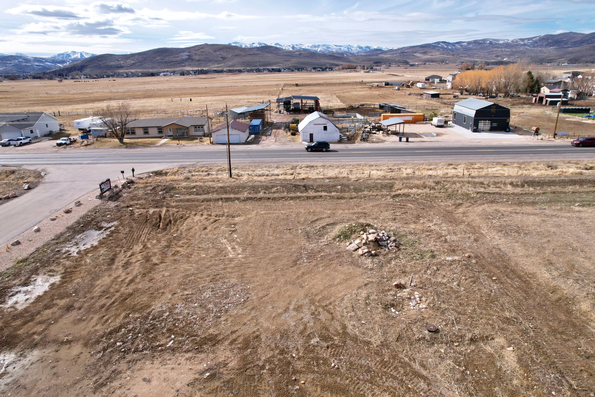 Aerial view of residential area featuring a mountain backdrop