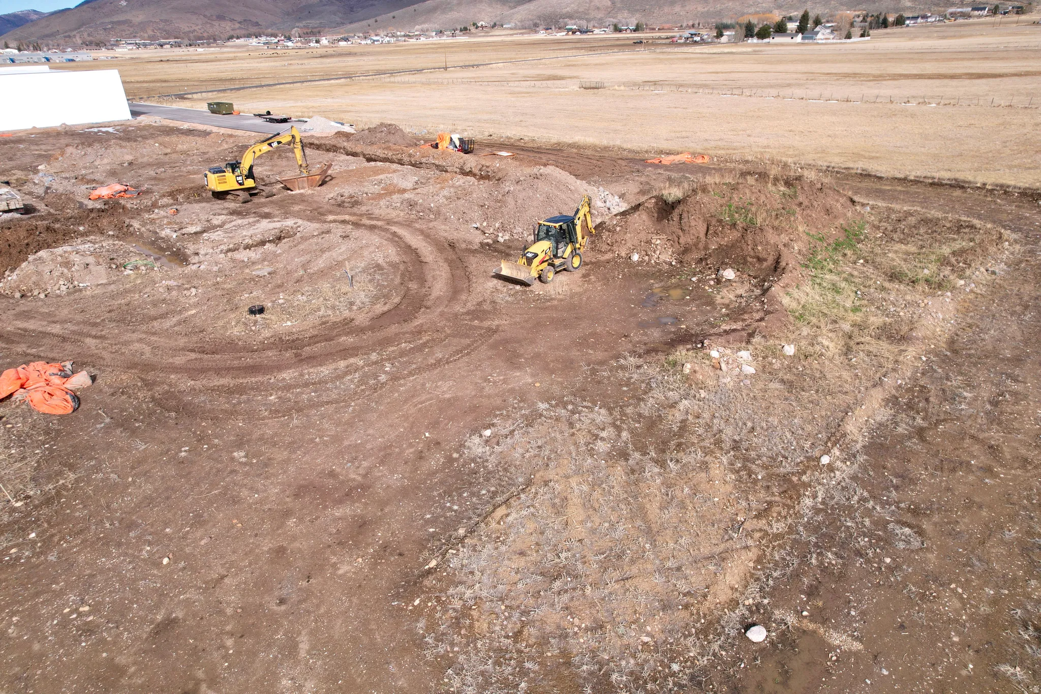 Aerial view of sparsely populated area with a mountain backdrop
