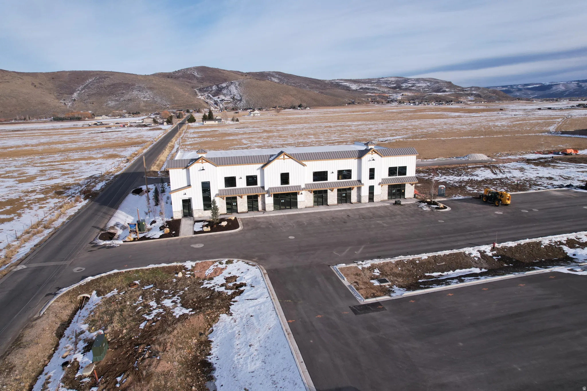 Snowy aerial view featuring a mountain view