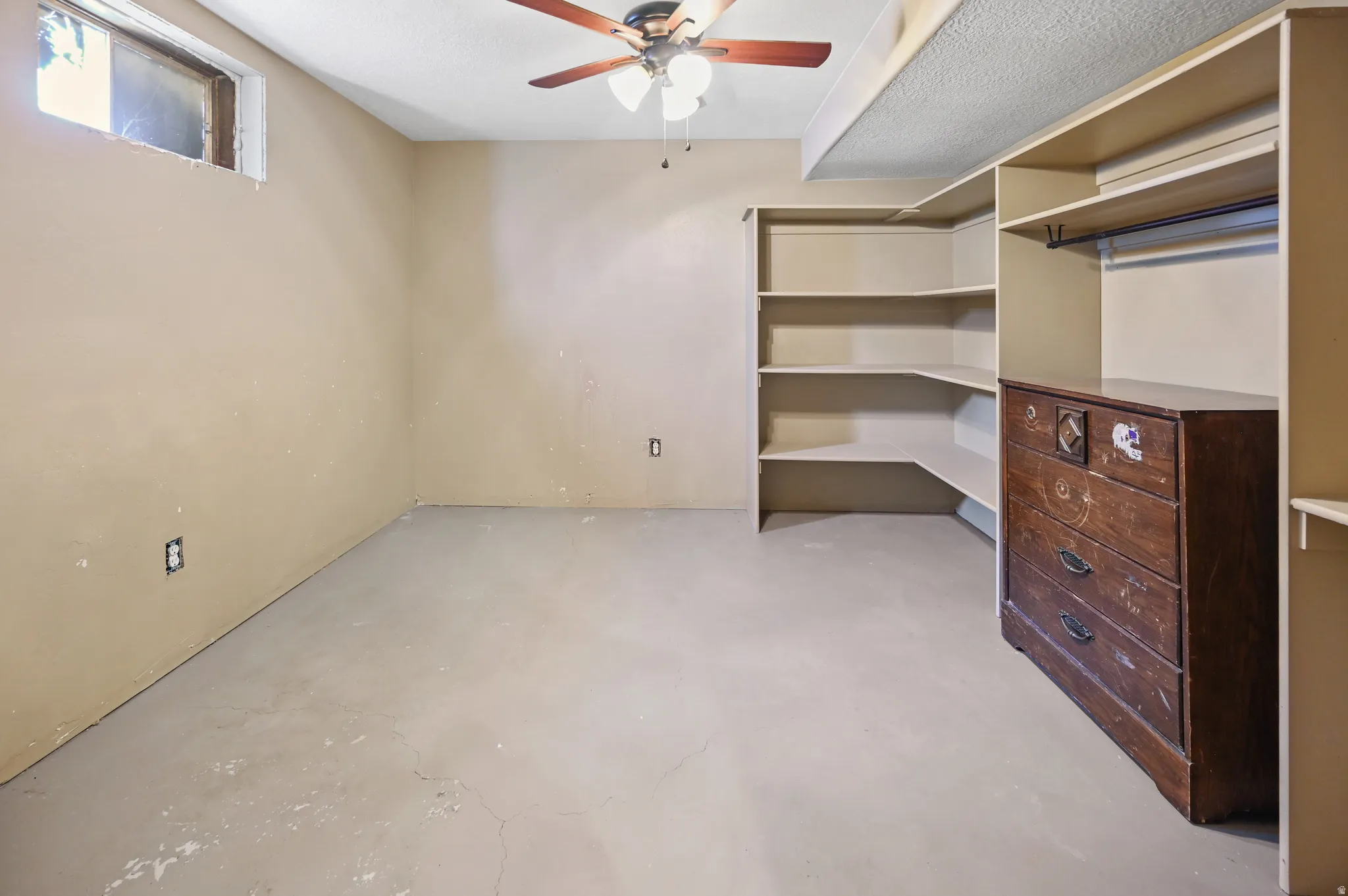 Below grade area featuring ceiling fan