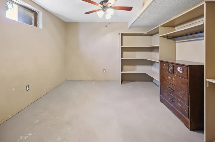 Below grade area featuring ceiling fan